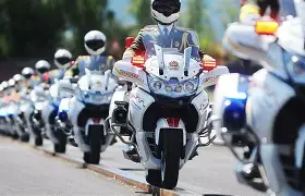 江南鲸鲨队鏖战东城黑豹队，摩托车赛淘汰赛惊险晋级，核心复出即建功。快速转换撕裂防线的简单介绍-九游体育